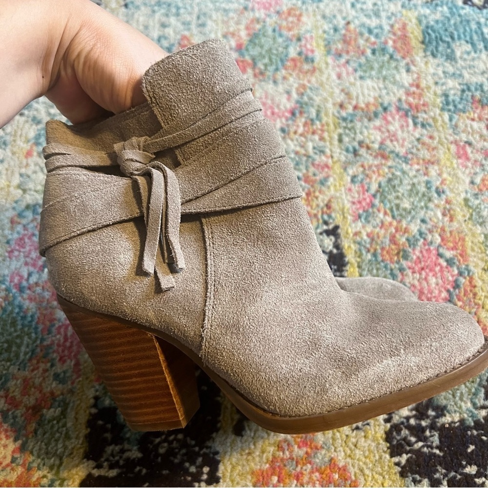 Sole Society Rumi Tassel Taupe Suede Ankle Booties Women's Size 7 - Picture 3 of 7